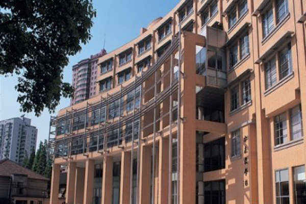 中國(guó)商學(xué)院排名 南開(kāi)大學(xué)排名第6名，第一名是它當(dāng)之無(wú)愧