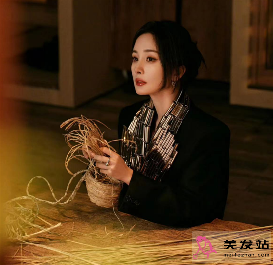 楊冪最新封面造型 打造高級(jí)感格調(diào)