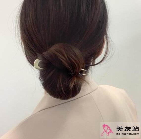 簡單好看扎發(fā)設(shè)計(jì) 輕松凸顯時(shí)尚氣質(zhì) 簡單好看扎發(fā)設(shè)計(jì) 輕松凸顯時(shí)尚氣質(zhì)