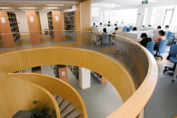 中國(guó)商學(xué)院排名 南開(kāi)大學(xué)排名第6名，第一名是它當(dāng)之無(wú)愧