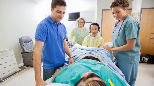 羊水破了的表現(xiàn)是什么？羊水破了多久時間內(nèi)要生？