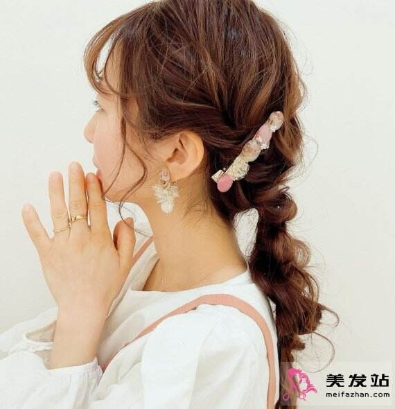 日系簡(jiǎn)單扎發(fā)推薦 好看百搭元?dú)馇纹? /></a></div>
						<div   id=