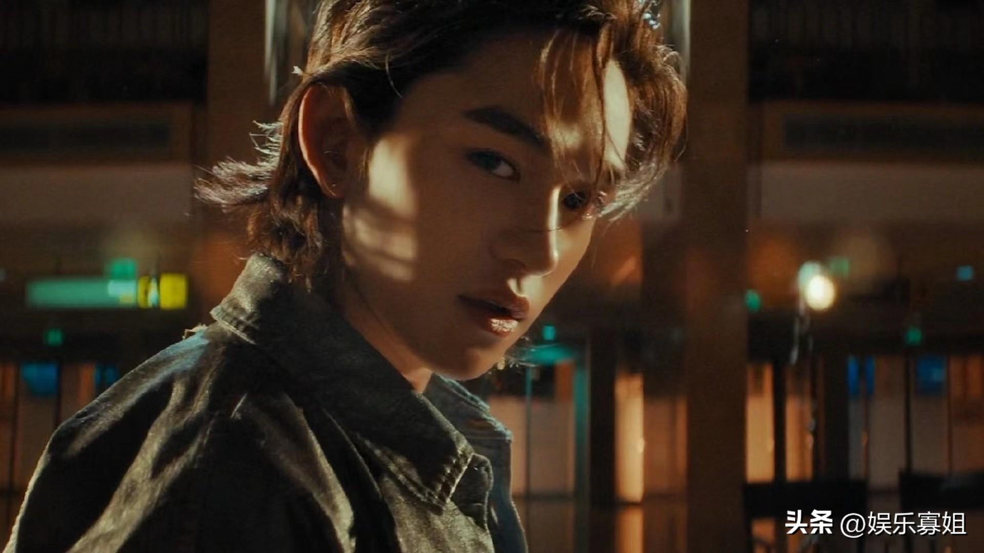 黃旭熙最新消息（錄制完舞臺的黃旭熙給粉絲下跪事件） 4