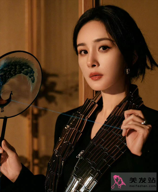 楊冪最新封面造型 打造高級(jí)感格調(diào)