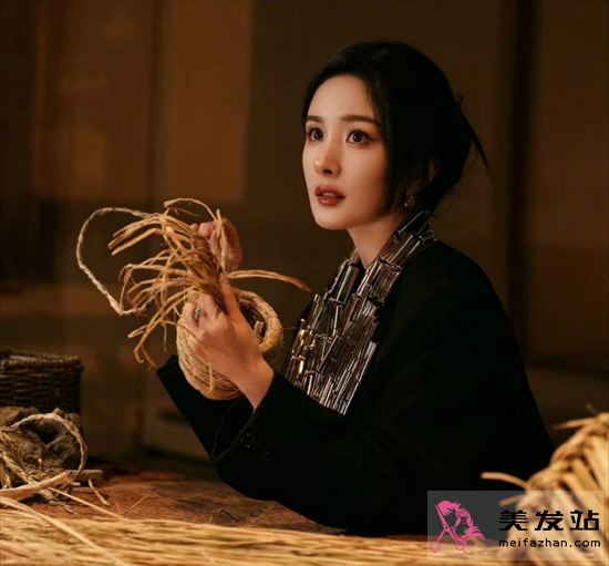 楊冪最新封面造型 打造高級(jí)感格調(diào)