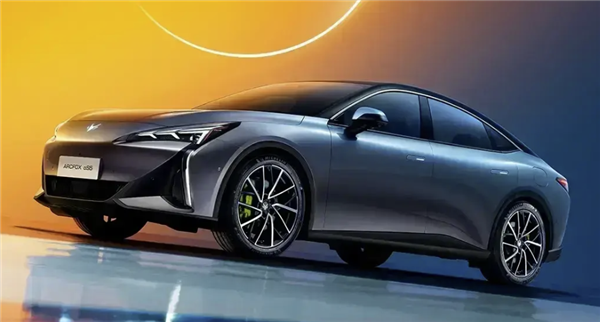 環(huán)抱式設(shè)計(jì)+賽車座椅！極狐阿爾法S5內(nèi)飾官圖發(fā)布