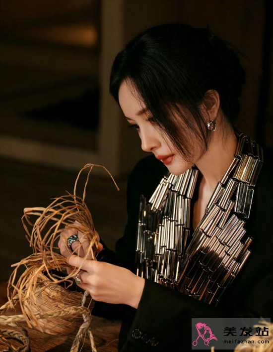 楊冪最新封面造型 打造高級(jí)感格調(diào)