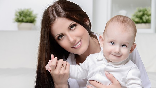 解析寶寶與玩具的親密關(guān)系 寶寶玩玩具可以推動(dòng)感知能力的提升