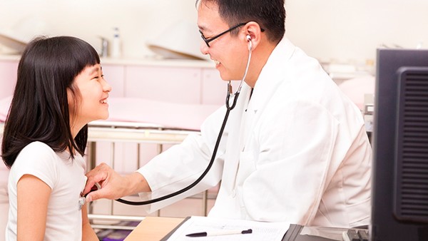 兒童大腦發(fā)育遲緩的癥狀是什么？?jī)和竽X發(fā)育遲緩的注意事項(xiàng)有哪些？