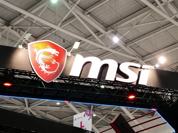 微星推出RTX 4060 8G DUKE 3X暗黑龍爵顯卡：純黑外觀、加入碳纖維飾紋