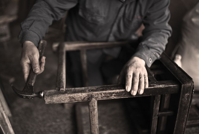 急缺男性的冷門職業(yè) 裁縫位列榜首，皮具護理師上榜