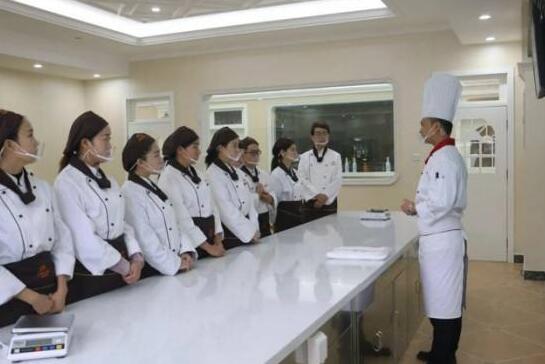 西餐學(xué)校十大排名，選這些讓就業(yè)道路更順暢！