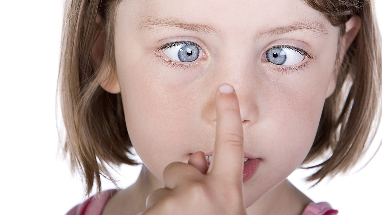 小孩子生下來是不是斗雞眼