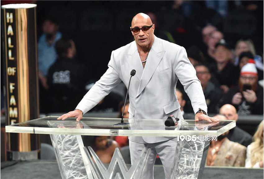 為新片熱身?巨石強(qiáng)森參加摔跤賽 WWE名人堂就職