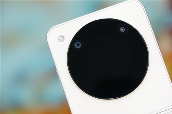 折疊屏手機(jī)僅2999元！努比亞Flip圖賞