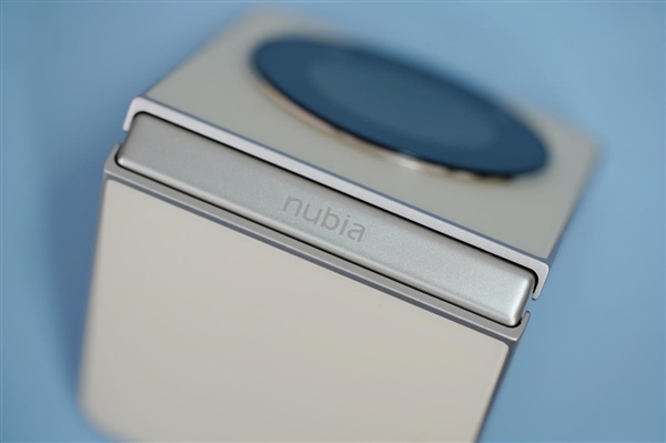 折疊屏手機(jī)僅2999元！努比亞Flip圖賞