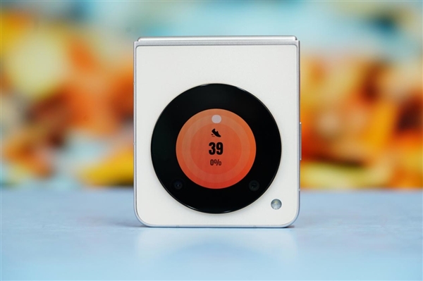 折疊屏手機(jī)僅2999元！努比亞Flip圖賞