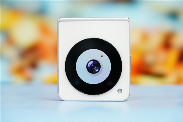 折疊屏手機(jī)僅2999元！努比亞Flip圖賞