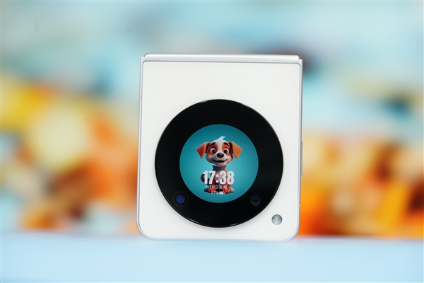 折疊屏手機(jī)僅2999元！努比亞Flip圖賞