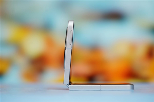 折疊屏手機(jī)僅2999元！努比亞Flip圖賞