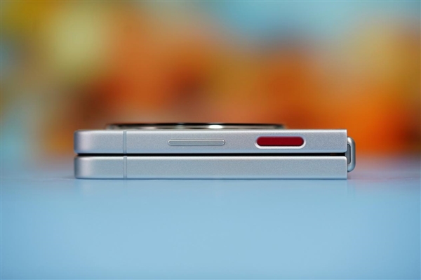 折疊屏手機(jī)僅2999元！努比亞Flip圖賞