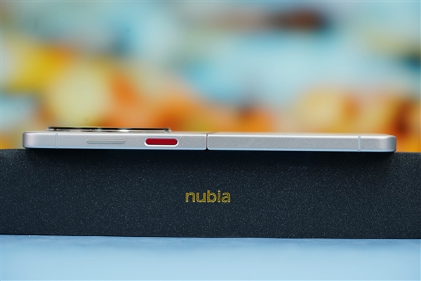 折疊屏手機(jī)僅2999元！努比亞Flip圖賞