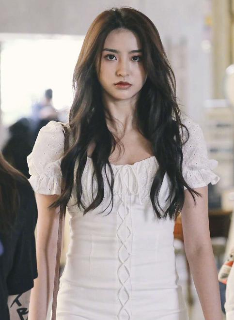 剛出道就發(fā)福 95后女星近照腰身魁梧腿太粗，不復(fù)以往精致形象（95后女星近照腰身魁梧腿太粗）(4)