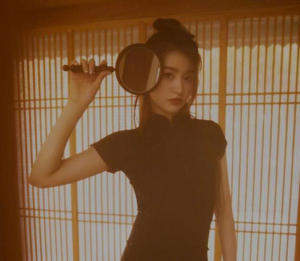 剛出道就發(fā)福 95后女星近照腰身魁梧腿太粗，不復(fù)以往精致形象（95后女星近照腰身魁梧腿太粗）(8)