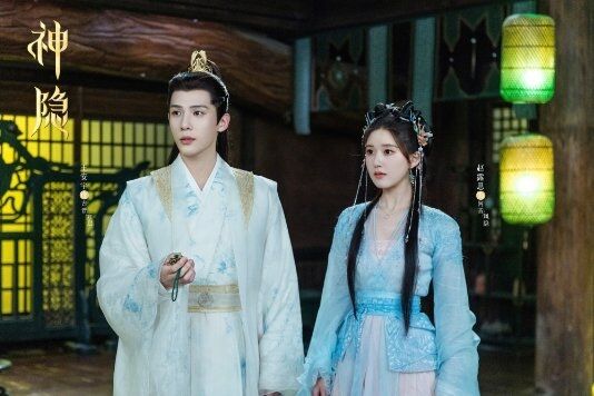 “老王哥”王安宇現(xiàn)身維也納當(dāng)導(dǎo)游，一身比音勒芬潮裝，網(wǎng)友直呼夢(mèng)回《花少》