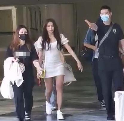 剛出道就發(fā)福 95后女星近照腰身魁梧腿太粗，不復(fù)以往精致形象（95后女星近照腰身魁梧腿太粗）(3)