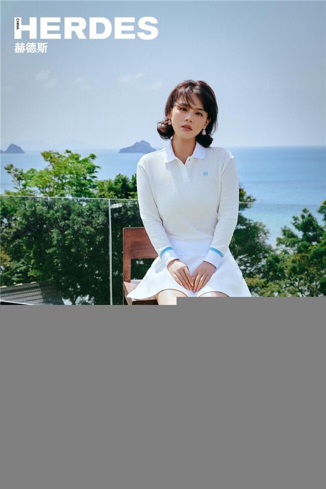 “老王哥”王安宇現(xiàn)身維也納當(dāng)導(dǎo)游，一身比音勒芬潮裝，網(wǎng)友直呼夢(mèng)回《花少》