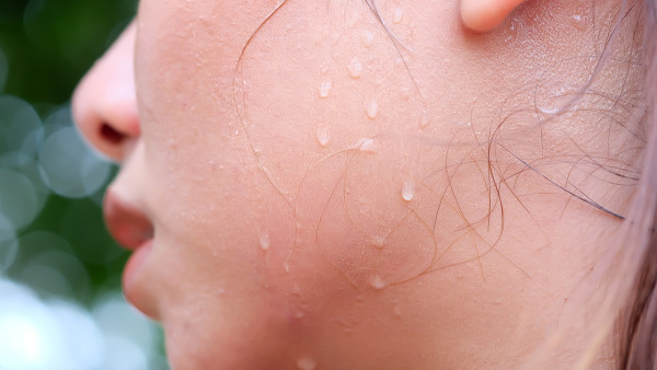 腋下出汗細(xì)菌跟狐臭