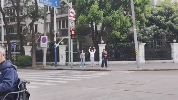 小米SU7被倆小孩歡呼雀躍式圍觀 網(wǎng)友直呼埋下了種子 雷軍回應(yīng)