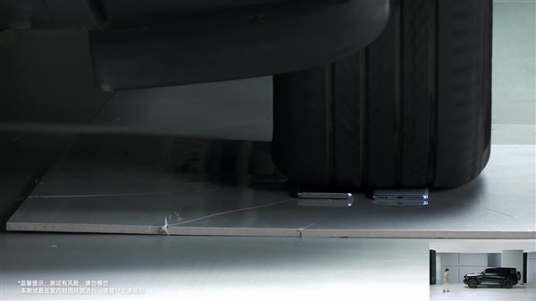 OPPO A3 Pro現(xiàn)場(chǎng)演示車壓手機(jī)：4.5噸汽車兩次碾壓完好無(wú)損！