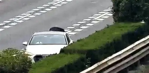 女子高速上奧迪車開到只剩輪轂 輪胎在飛：無(wú)視故障燈 網(wǎng)友感慨狠人
