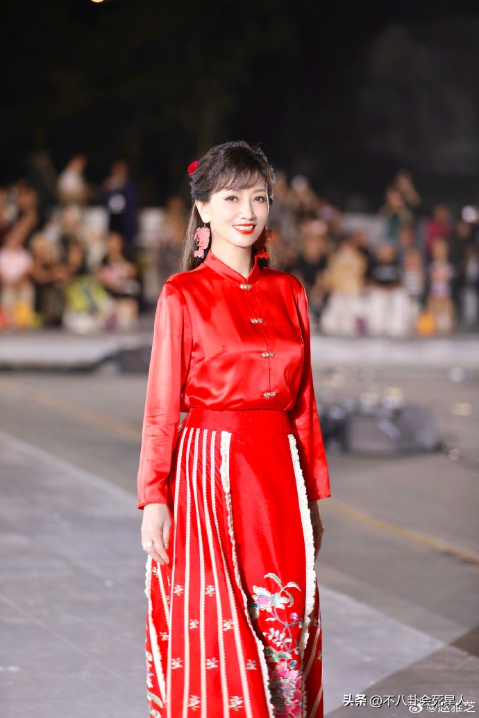 "趙雅芝穿著紫色套裝引爭議，70歲扮嫩還是自由選擇？" 18