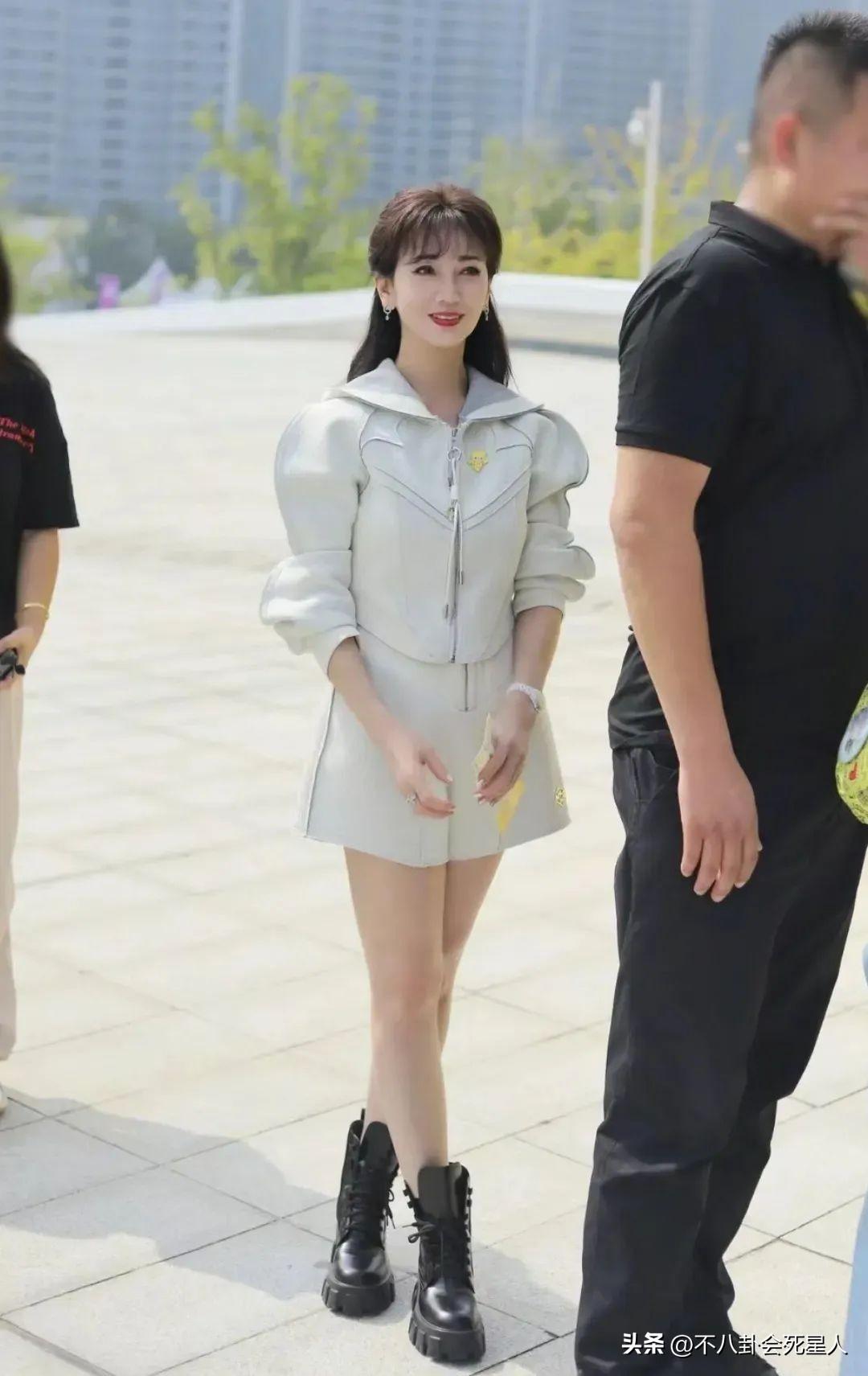 "趙雅芝穿著紫色套裝引爭議，70歲扮嫩還是自由選擇？" 16