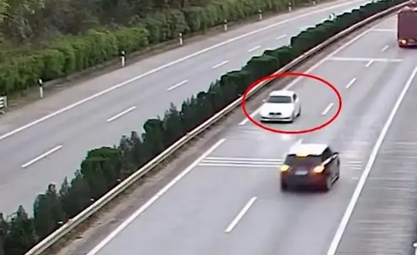 女子開(kāi)寶馬高速逆行15公里被刑事立案：涉嫌以危險(xiǎn)方法危害公共安全罪