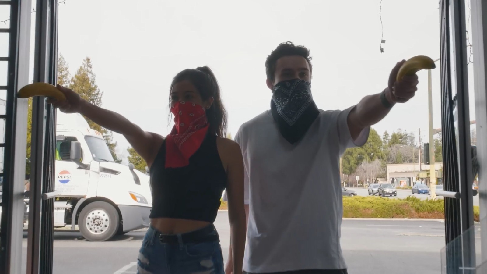 神還原，細(xì)節(jié)拉滿！粉絲用現(xiàn)實場景復(fù)刻《GTA6》預(yù)告片