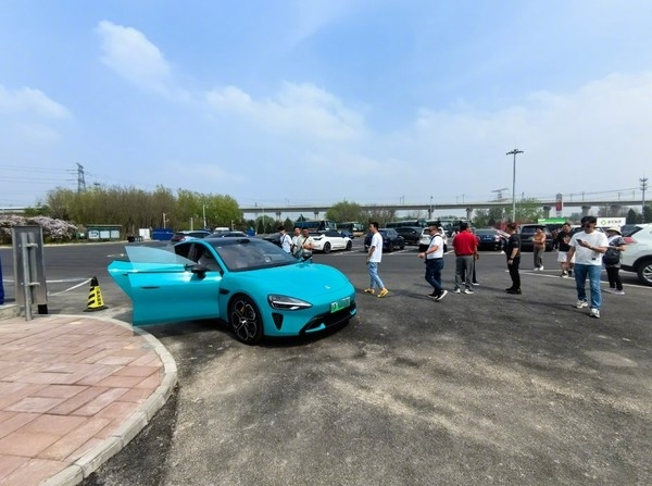 小米SU7被馬來(lái)西亞游客圍觀：29.99萬(wàn)還是很便宜的