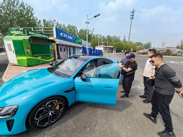 小米SU7被馬來(lái)西亞游客圍觀：29.99萬(wàn)還是很便宜的