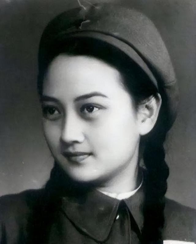 王曉棠 上世紀(jì)家喻戶曉的女將軍，60后們的女神，如今卻少有人知（上世紀(jì)家喻戶曉的女將軍）(2)