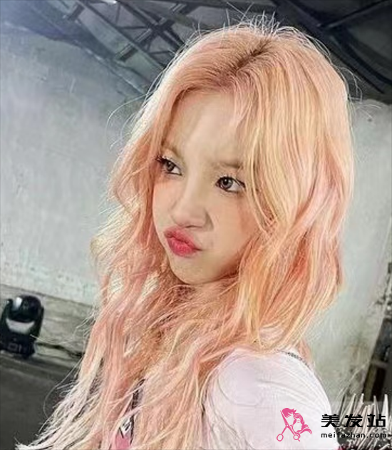 2024年流行染發(fā)顏色 夢幻甜美“柔和桃”