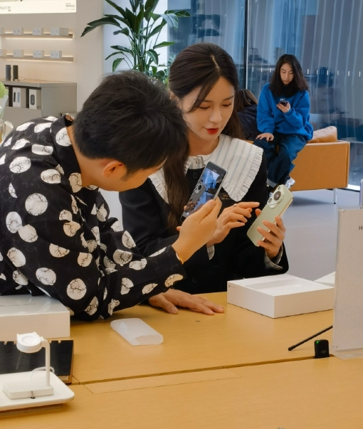 杜海濤、沈夢辰現(xiàn)身寧波搶購華為Pura 70系列！還看了智界