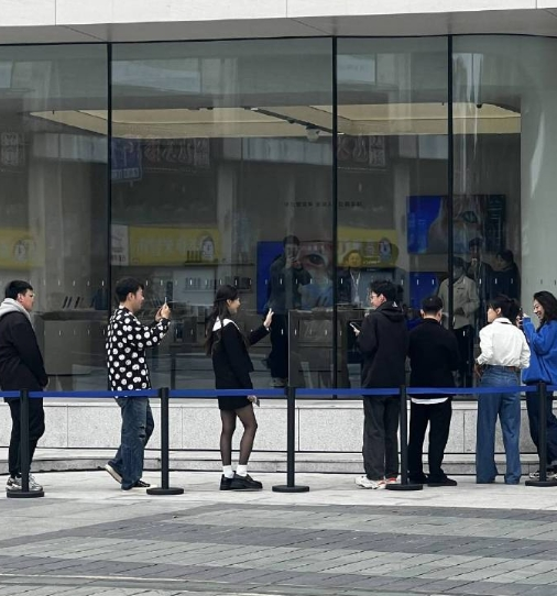 杜海濤、沈夢辰現(xiàn)身寧波搶購華為Pura 70系列！還看了智界