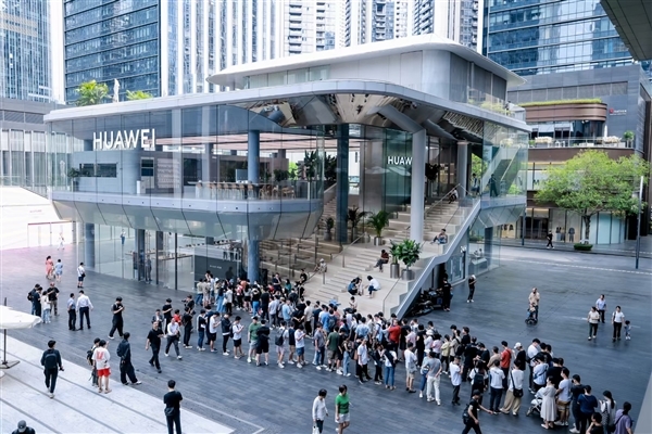 華為Pura 70系列開(kāi)售熱度空前！P系列誕生12年 高端手機(jī)市場(chǎng)迎來(lái)新格局