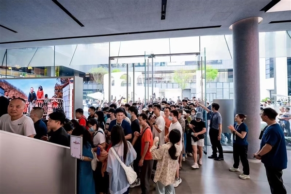 華為Pura 70系列開(kāi)售熱度空前！P系列誕生12年 高端手機(jī)市場(chǎng)迎來(lái)新格局