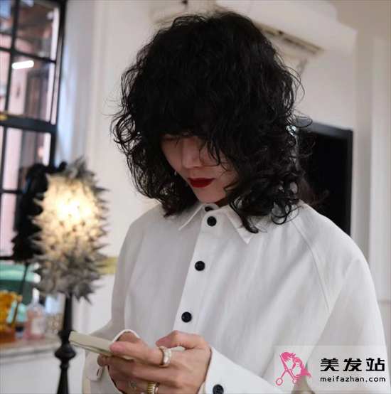 復(fù)古港風(fēng)發(fā)型 性感女人味盡顯