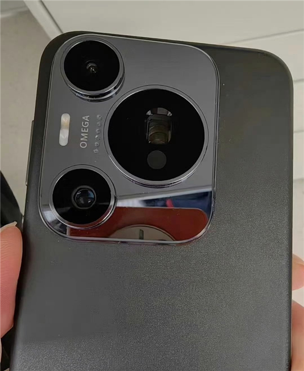 華為Pura 70 Pro原型機(jī)首次曝光：相機(jī)島非三角形設(shè)計(jì)