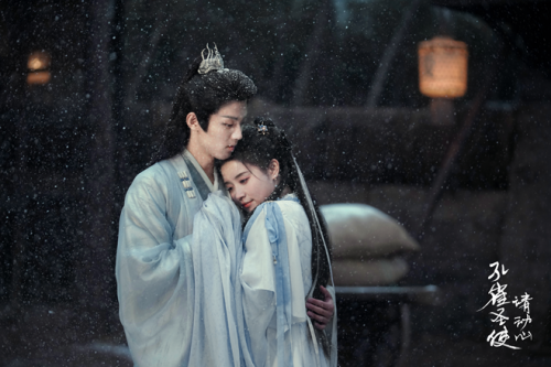 網(wǎng)劇《孔雀圣使請動心》今日開播，周峻緯張楚寒演繹雙世甜愛